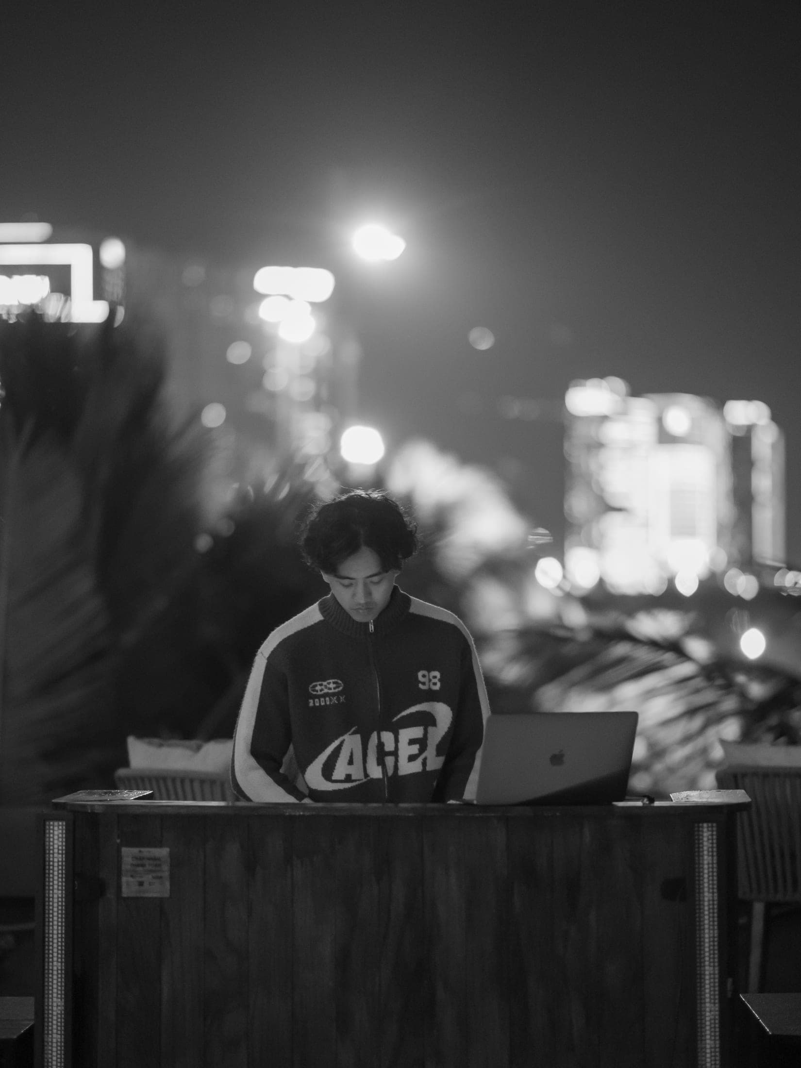 Một DJ chơi nhạc tại The Roof về đêm, ảnh đen trắng
